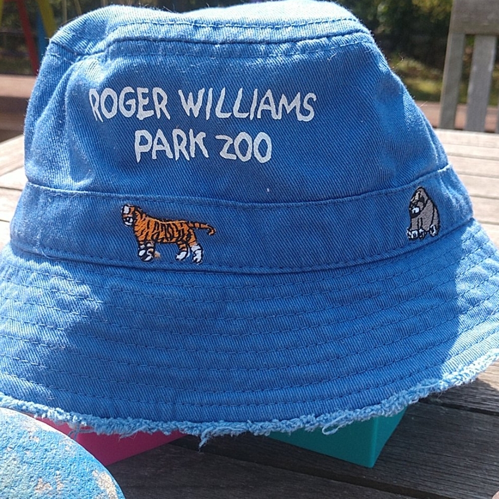 Baby sun\beach hat 🌞 EUC  ⛱️ 🧢 🐆🦍🦁
